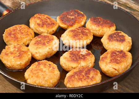 Gruppe von gebratenem Fleisch Schnitzel in der Pfanne Nahaufnahme Stockfoto