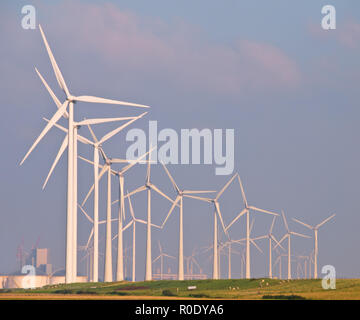 Viele von drei Megawatt Windenergieanlagen in einem Windpark am Horizont Stockfoto