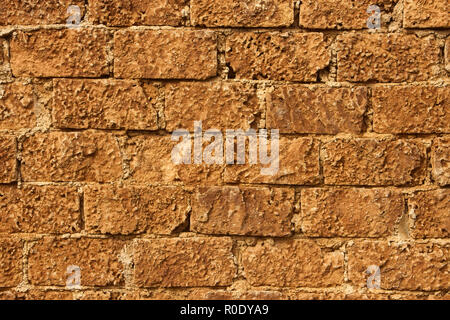 Detail der typischen Wand mit großen Kalkstein Stockfoto