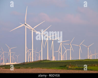 Viele von drei Megawatt Windenergieanlagen in einem Windpark am Horizont Stockfoto