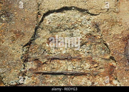 Detail der Alte kaputte Betonsteine mit rostigem Eisen Stangen außerhalb Stockfoto