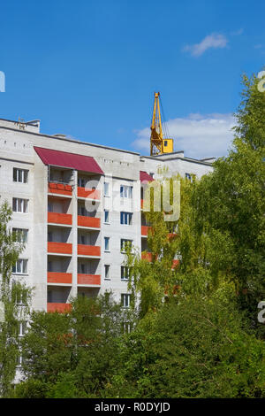 Typisches modernes Wohnhaus im Park. Im Hintergrund zu sehen ist, Bau kran Stockfoto