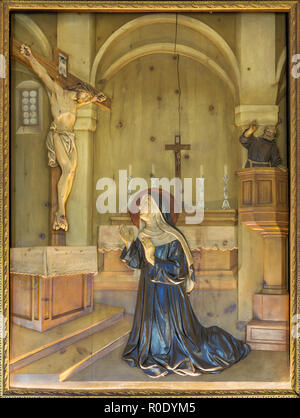 REGGIO EMILIA, Italien - 12. April 2018: Das relief Jesus Christus am Kreuz mit der St. Theresia von Avila in der Kirche Chiesa dei Cappuchini. Stockfoto