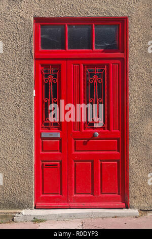 Architektur Detail einer roten Tür in Frankreich Stockfoto