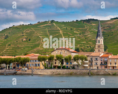 Ein flußufer Dorf und Weinberge auf den Hügeln der Côte du Rhône Gebiet in Frankreich Stockfoto