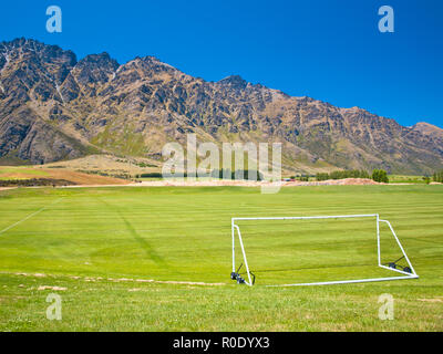 Sportplatz in den Bergen mit einem Fußballtor im Vordergrund Stockfoto