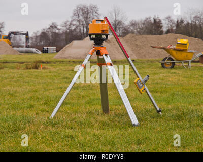 Theodolit und andere Geräte auf der Baustelle Stockfoto