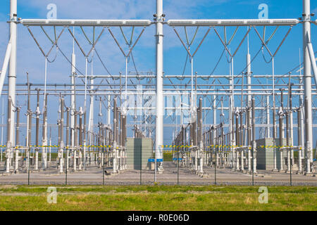 Ultra moderne High voltage Transformation power station für elektrische Industrie mit mehreren Transformatoren Übersicht Stockfoto