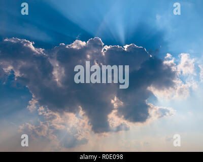 Sonnenstrahlen hinter einem Sommer cloud Stockfoto
