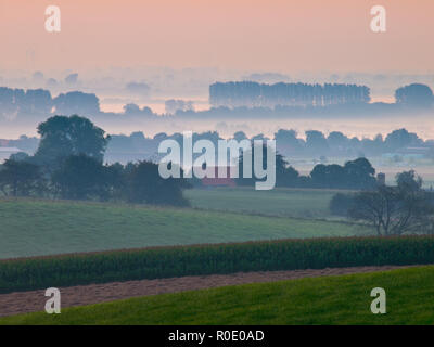 Sonnenaufgang über niederländische ländlichen Hügeln Stockfoto