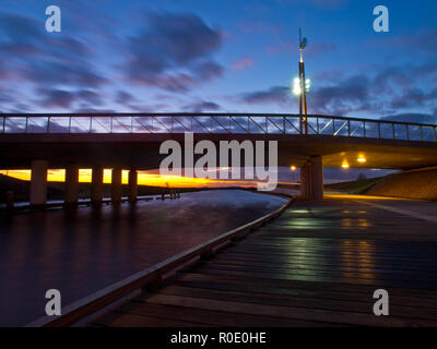 Fußweg auf einer neu gebauten Deck bei Sonnenuntergang Stockfoto