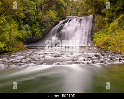 Lange Belichtung Bild von einem Wasserfall in einem üppigen Regenwald in Neuseeland Stockfoto