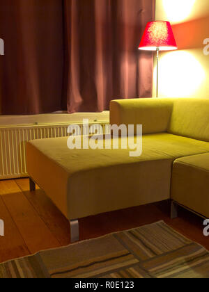 Couch in ein modernes Wohnzimmer während des Abends Stockfoto