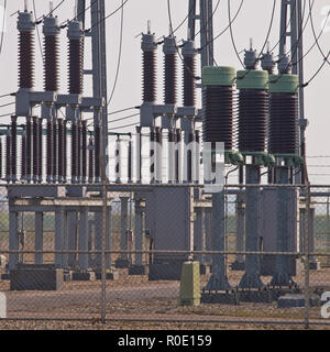 Industriellen keramischen Isolatoren auf einer hohen Spannung transformation Site Stockfoto