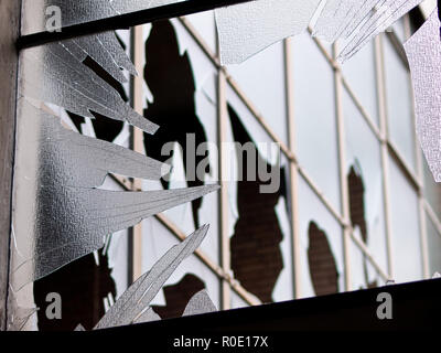 Zerbrochene Fensterscheiben in einem verlassenen Gebäude Stockfoto