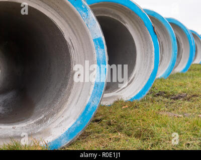 Beton Rohre auf der Baustelle Stockfoto