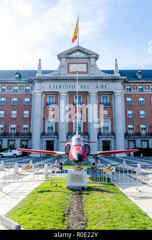 Madrid, Spanien, November 2016: Vorderseite der Spanischen Luftwaffe Gebäude (Ejercito del Aire) mit Fighter Jet plane Vor der Stockfoto