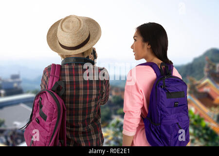 Zurück Ansicht von zwei weiblichen Touristen sind die Bilder von schönen Sehenswürdigkeiten. Stockfoto