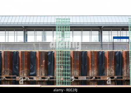 Arbeitnehmer sind die Installation von grünen geschweißte Leitung Stahlgewebe Verstärkung für den Betonbau Stockfoto