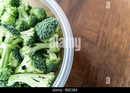 Schale mit frischem Brokkoli für gesunde Ernährung Stockfoto