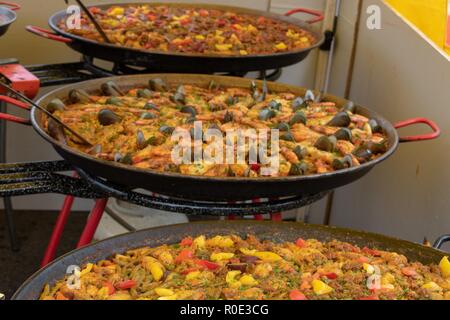 Anzeige von drei Pfannen der Spanische Paella st der Street Food Festival Stockfoto