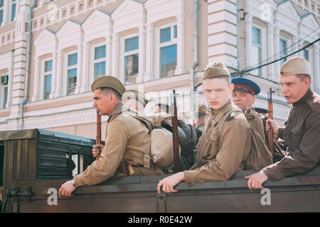 Gomel, Belarus - Mai 9, 2018: Soldaten der Roten Armee der UDSSR in der Rückseite eines militärischen Lkw Stockfoto