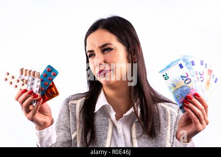 Verschiedene bunte Pillen und Kapseln im Blister in den Händen der schönen jungen Frau. Ein Blick auf die Blasen. Studio shot auf einem weißen Zurück isoliert Stockfoto