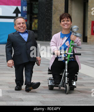 Warwick Davis mit seiner Frau Samantha Davis außerhalb ITV Studios mit: Warwick Davis, Samantha Davis Wo: London, Vereinigtes Königreich, wenn: 04 Okt 2018 Credit: Rocky/WENN.com Stockfoto