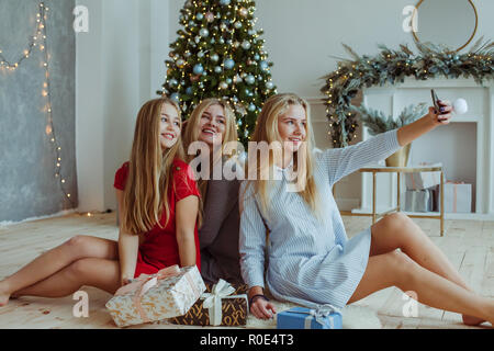 Glückliche Frau unter selfie auf Weihnachten Stockfoto