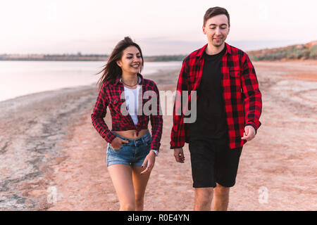 Oung Paar am Strand zusammen gehen Stockfoto