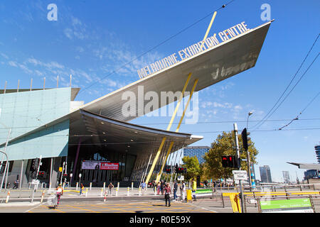 Melbourne, Australien: 07 April, 2018: Das Melbourne Convention und Exhibition Centre ist der Name auf angrenzende Gebäude neben dem Yarra River. Stockfoto