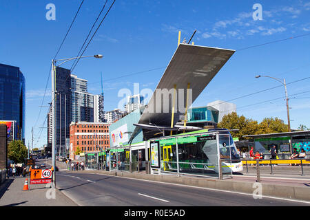 Melbourne, Australien: 07 April, 2018: Das Melbourne Convention und Exhibition Centre ist der Name auf angrenzende Gebäude neben dem Yarra River. Stockfoto