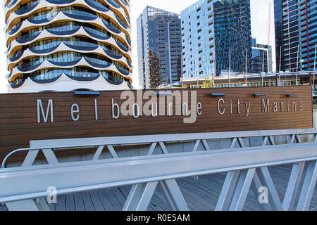 Melbourne, Australien: 07 April, 2018: Melbourne City Marina bietet die größte Anzahl der Besucher Schlafplätze für Casual kurzfristig Liegeplätze in den Docklands. Stockfoto