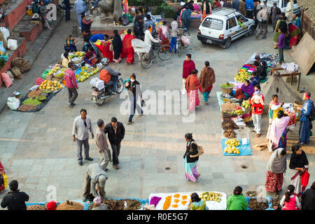 KATHMANDU, Nepal, NOVEMBER 04,2010: Früh morgens auf dem Markt in der historischen Patan Durbar Square in Kathmandu, Nepal. Dieser Ort hat stark Stockfoto