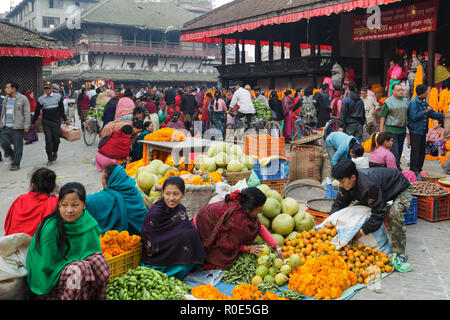 KATHMANDU, Nepal, NOVEMBER 04,2010: Früh morgens auf dem Markt in der historischen Patan Durbar Square in Kathmandu, Nepal. Dieser Ort hat stark Stockfoto