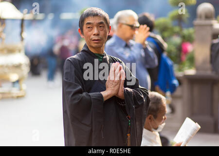 TAIPEI, Taiwan - 28. MÄRZ 2017: ein Mann betet am Lungshan buddhistischen Tempel während einer Zeremonie in Taipei, Taiwan Stockfoto