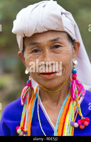 MAE KLANG LUANG, THAILAND - 18. FEBRUAR 2017: Porträt einer Karen Frau in traditioneller Kleidung im Mae Klang Luang Dorf in der Nähe von Chiang Stockfoto
