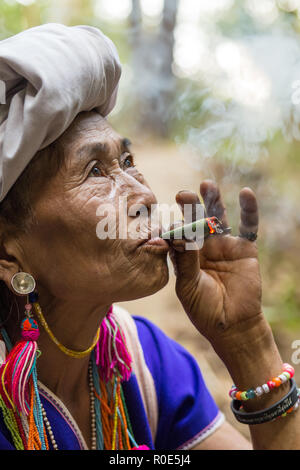 MAE KLANG LUANG, THAILAND - 18. FEBRUAR 2017: Karen Bergvolk Frau ist Rauchen ein großes Blatt Zigarette im Mae Klang Luang Dorf in der Nähe von Chiang M Stockfoto
