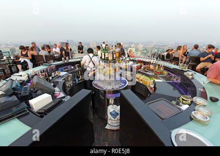 BANGKOK, THAILAND - 10. FEBRUAR 2017: die Menschen trinken und genießen den Sonnenuntergang an der Oktave Bar auf der Dachterrasse des Marriott Tower Hotel in Thong Lor Stockfoto