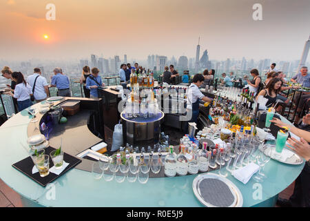 BANGKOK, THAILAND - 10. FEBRUAR 2017: die Menschen trinken und genießen den Sonnenuntergang an der Oktave Bar auf der Dachterrasse des Marriott Tower Hotel in Thong Lor Stockfoto