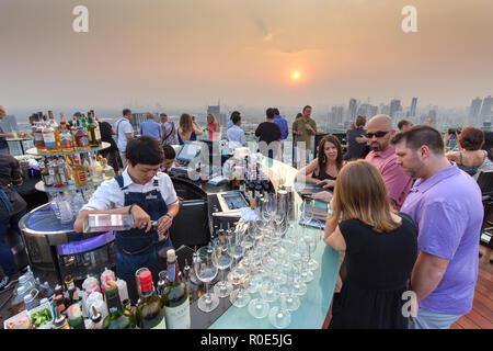 BANGKOK, THAILAND - 10. FEBRUAR 2017: die Menschen trinken und genießen den Sonnenuntergang an der Oktave Bar auf der Dachterrasse des Marriott Tower Hotel in Thong Lor Stockfoto