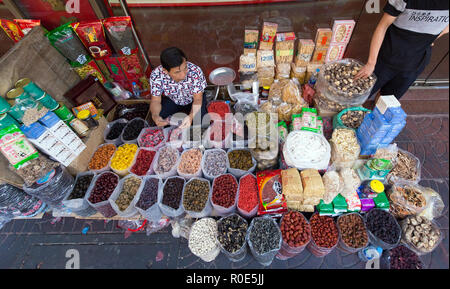 BANGKOK, THAILAND, 09 Februar, 2017: eine getrocknete Früchte, Pilze und Müsli Verkäufer ist sitiing in der Straße von der Bangkok Chinatown. Stockfoto