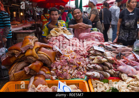 BANGKOK, THAILAND, 05. JANUAR 2017: Männer verkaufen Fleisch und Schlachtabfall in der Khlong Toei Market in Bangkok, Thailand Stockfoto