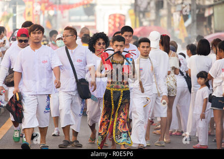 Die Stadt Phuket, Thailand, 07. Oktober 2016: Devotee extreme piercing Straße Prozession während der TAOISTISCHEN Vegetarische Festival der neun Kaiser Götter in Stockfoto