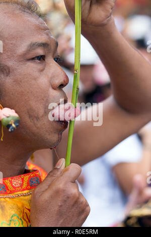 Die Stadt Phuket, Thailand, Oktober 06, 2016: Devotee extreme piercing Straße Prozession während der TAOISTISCHEN Vegetarische Festival der neun Kaiser Götter in Stockfoto