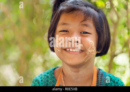 SANGHLABURI, Thailand, 24. Januar 2016: Ein thailändisches Mädchen mit burmesischen Thanaka Kosmetische Pulver ist in der Nähe eines Tempels in Sanghlaburi, Thailand posing Stockfoto