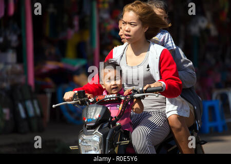 THONG PHA PHUM, Thailand, 23. JANUAR 2016: drei Erwachsene und ein Kind reiten einen Roller, ohne Helm Schutz in der Straße von Thong Pha Phum, Stockfoto