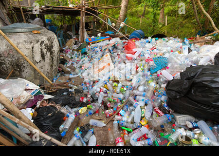 KO MOOK INSEL, THAILAND, Januar 07, 2016: Heap von Soda und Wasser Plastikflasche, vor dem Brennen oder Recycling gespeichert, Ko Mook Island, Thailand Stockfoto