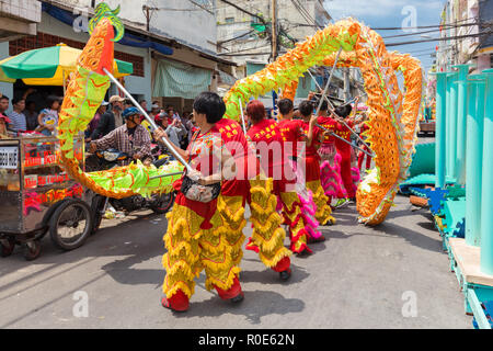 HO CHI MINH VILLE, Vietnam, 26. Februar 2015: Akrobaten, die die traditionellen Löwentanz für das Chinesische Neue Jahr in der Chinatown in H Stockfoto