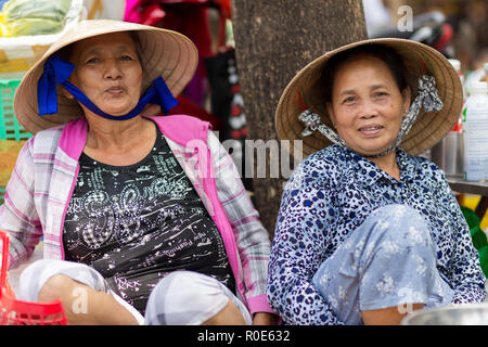 HO CHI MINH VILLE, Vietnam, 26 Februar, 2015: Zwei freundliche pflanzliche Verkäufer sind in der Straße von Chinatown posiert in Ho Chi Minh Stadt (Saigon), V Stockfoto